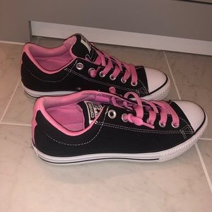 Like new lace up Converse sneakers
